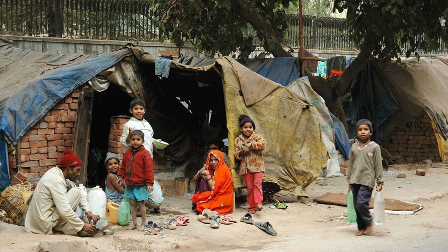 Delhi: Old Delhi Slum Tour by Metro or Car