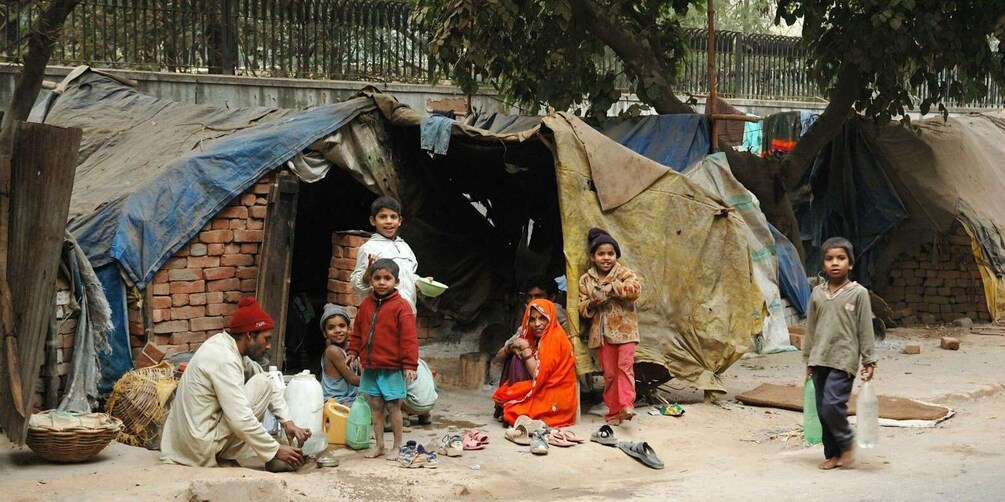 Delhi: Old Delhi Slum Tour by Metro or Car