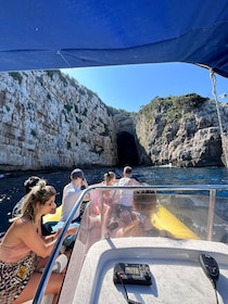 Vlore: tour privado en lancha rápida a la cueva Haxhi Ali