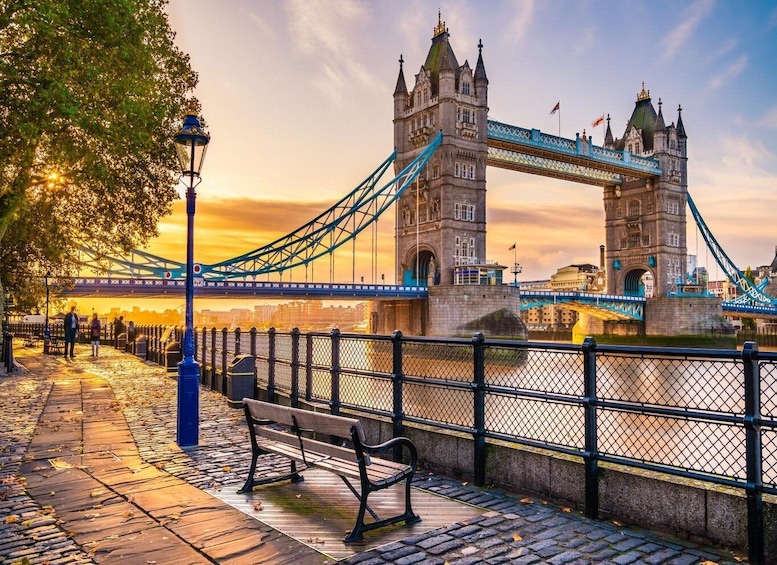 Skip-the-line Tower Bridge and Tower of London Private Tour