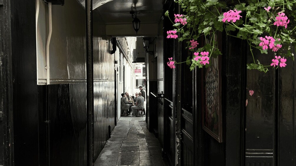 Picture 8 for Activity London: Royal Historic Pubs Walking Tour