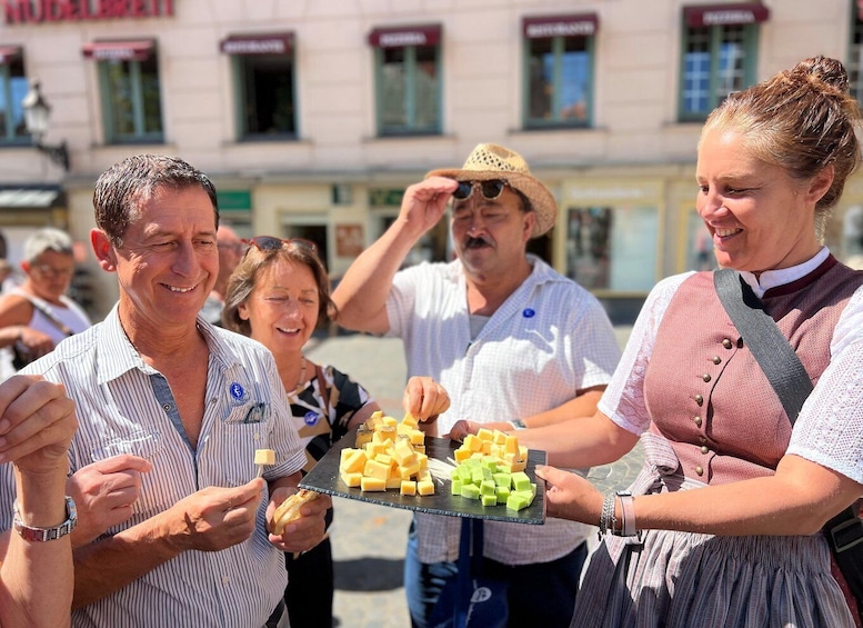 Munich: Viktualienmarkt Food Tasting Tour in German