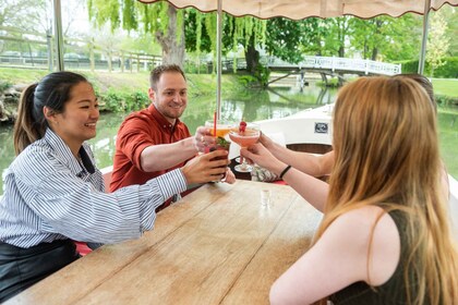 Oxford: Oxford: Iltakierros jokiristeilyllä cocktailin kanssa