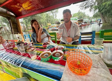 Xochimilco: recorrido en barco y clase magistral de degustación de mezcal