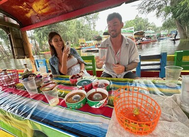 Xochimilco: recorrido en barco y clase magistral de coctelería de mezcal