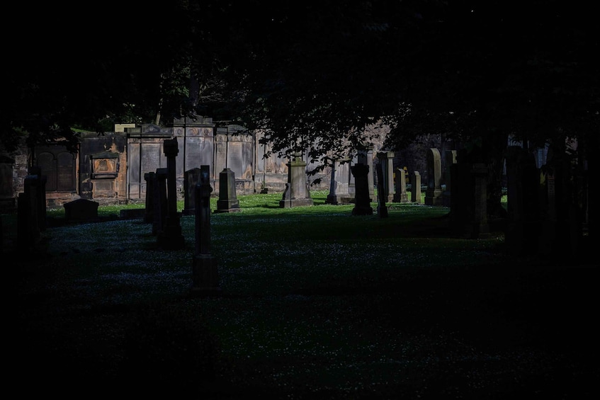 Picture 5 for Activity Edinburgh: Guided Ghost Walking Tour in Spanish