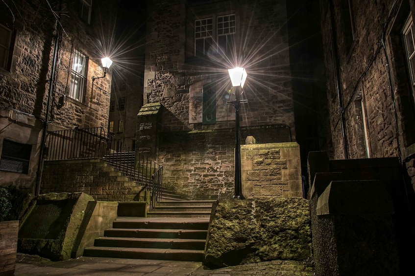 Picture 1 for Activity Edinburgh: Guided Ghost Walking Tour in Spanish