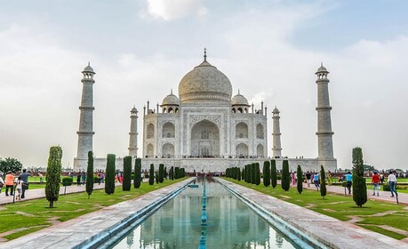 From Ahmedabad: Taj Mahal and Agra Fort Tour With Flight