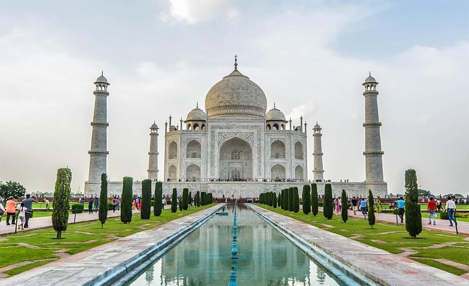 From Ahmedabad: Taj Mahal and Agra Fort Tour With Flight