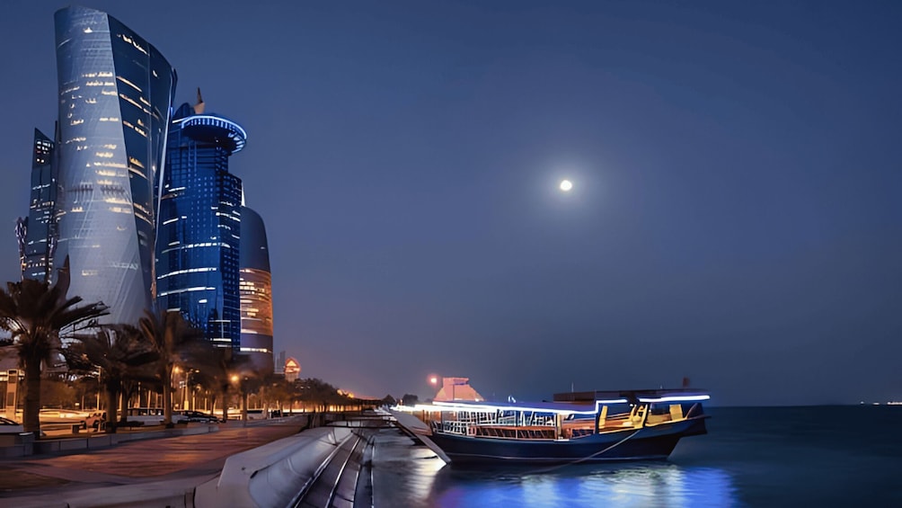 Doha: Private City Guided Tour and Dhow Cruise