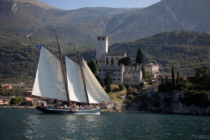 PANORAMIC CRUISE ON HISTORICAL SAILBOAT