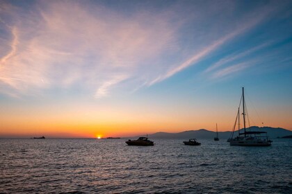 Mykonos : Coucher de soleil croisière avec un buffet de spécialités grecque...