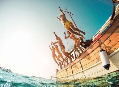 Desde Amalfi: recorrido en barco por la isla de Capri con esnórquel y bebid...