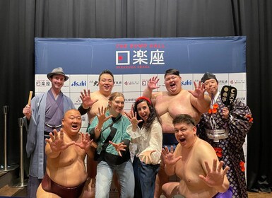 Osaka: Sumo Bühnenshow mit Bento & Kampf + Foto-Shooting