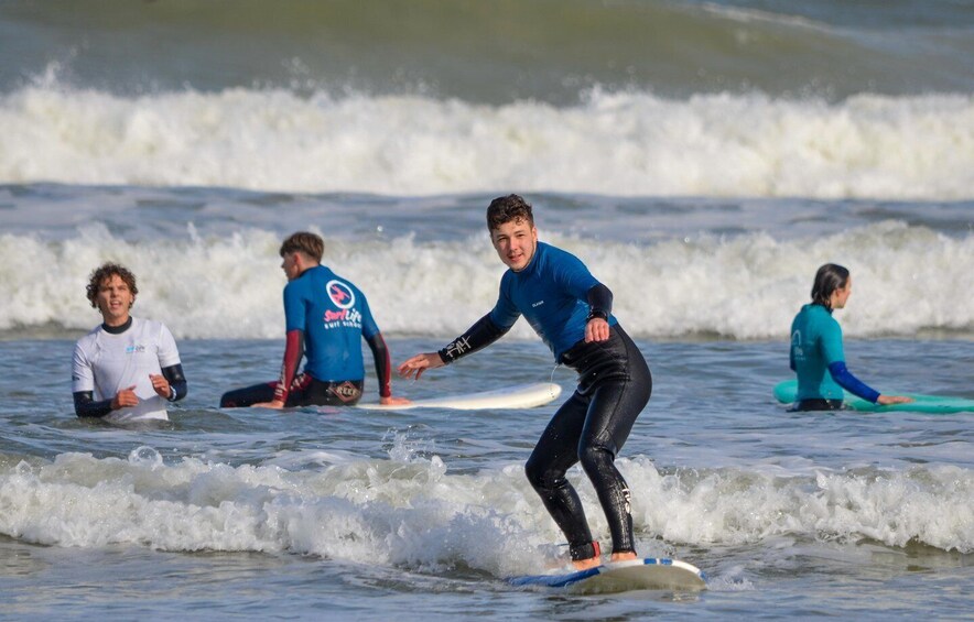 Cape Town: Learn to surf with the view of Table Mountain