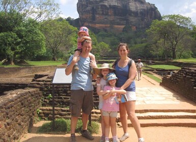 Von Kandy aus: Sigiriya Felsen und Dambulla Höhlentempel Tagestour