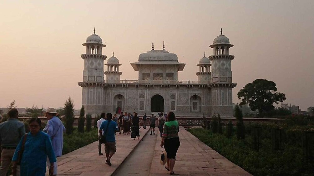 Picture 3 for Activity From Delhi: Taj Mahal & Agra Fort Day Tour with Transfers