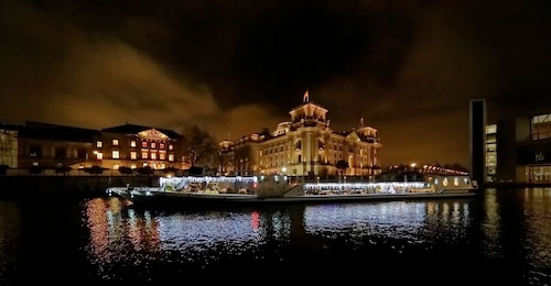 Berlin: 2-Hour Evening River Spree Cruise in the winter