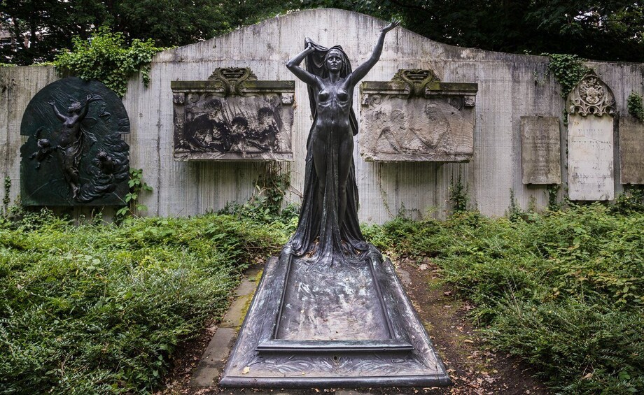 Leipzig Old Cemetery: 75-Minute Dark History Tour