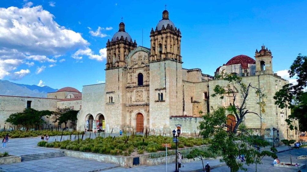 Oaxaca: Downtown & Santo Domingo Temple Walking Tour