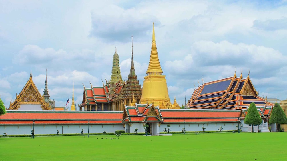 Bangkok: Grand Palace & Wat Pho Half-Day Private Tour