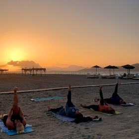 Pilates i solnedgången på Tigaki Beach