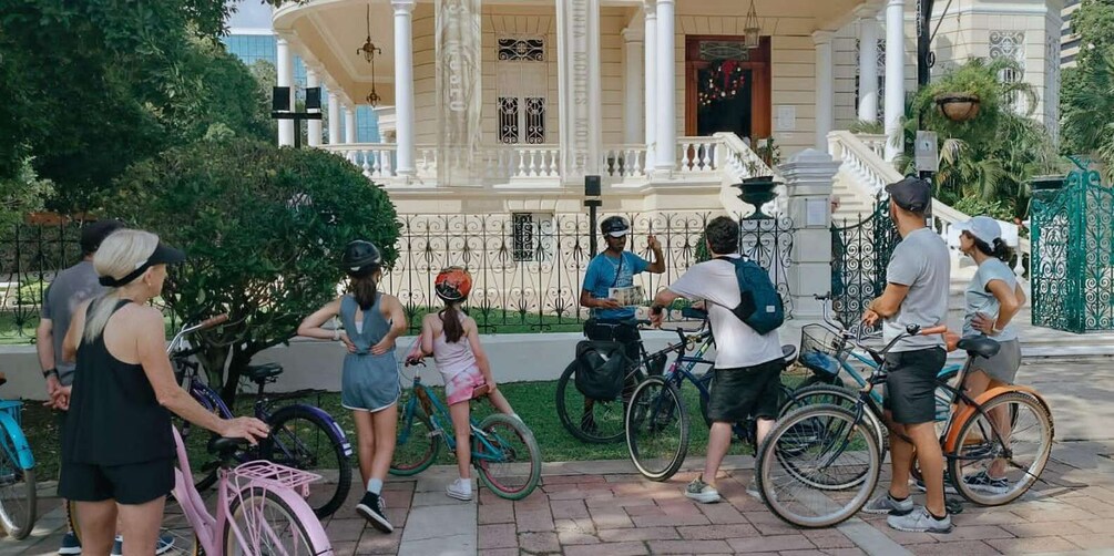 Picture 2 for Activity Mérida: Montejo Boulevard and Historic Center bike tour