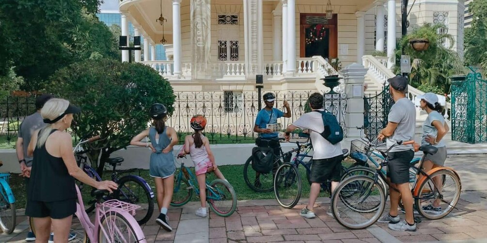Picture 2 for Activity Mérida: Montejo Boulevard and Historic Center bike tour