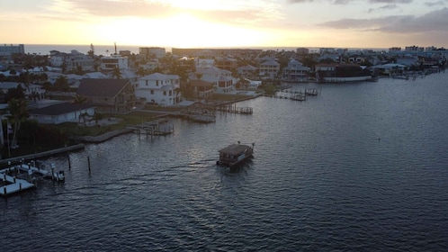 Fort Myers Beach: Tiki Pub Sunset Cruise with BYOB