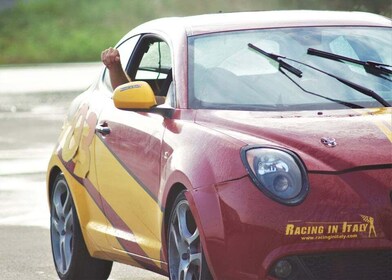 Milano: Guida dell'Alfa MiTo Touring Race Car con lezione