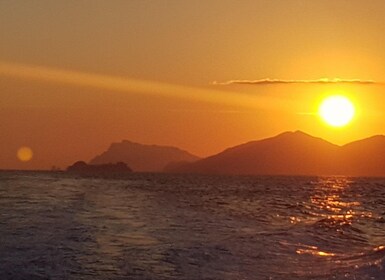 AMALFI : Bateau croisière au coucher du soleil