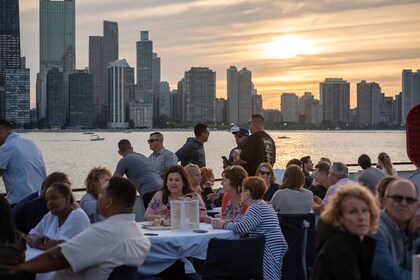 Chicago Pelayaran Anggur & Keju atau Bir & BBQ Kamis Malam