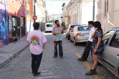 Graffiti in Valparaiso : Paint a masterpiece in our wall.