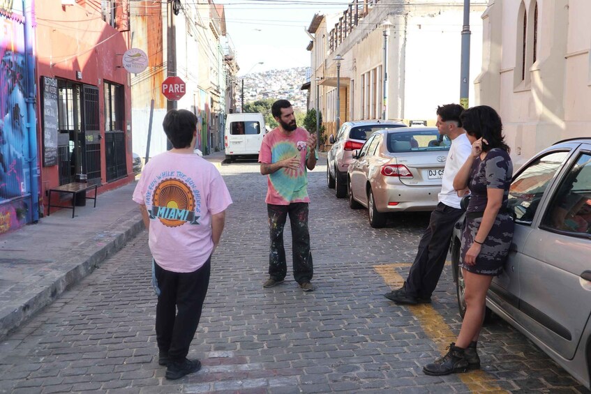 Graffiti in Valparaiso : Paint a masterpiece in our wall.