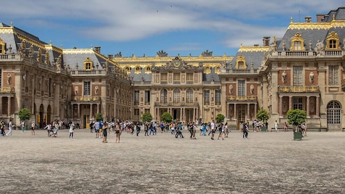 Palace of Versailles private,tickets and transfer from paris