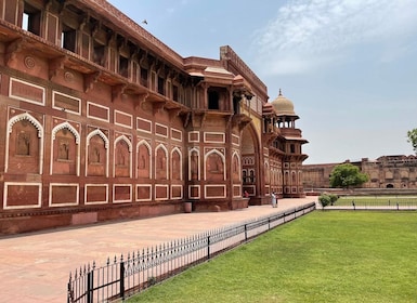 Agra: Skip the Line Taj Mahal & Agra Fort Tour with 5*Lunch
