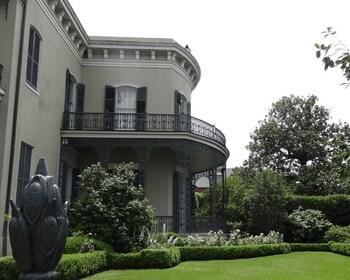 New Orleans: Tombs and Mansions of the Garden District