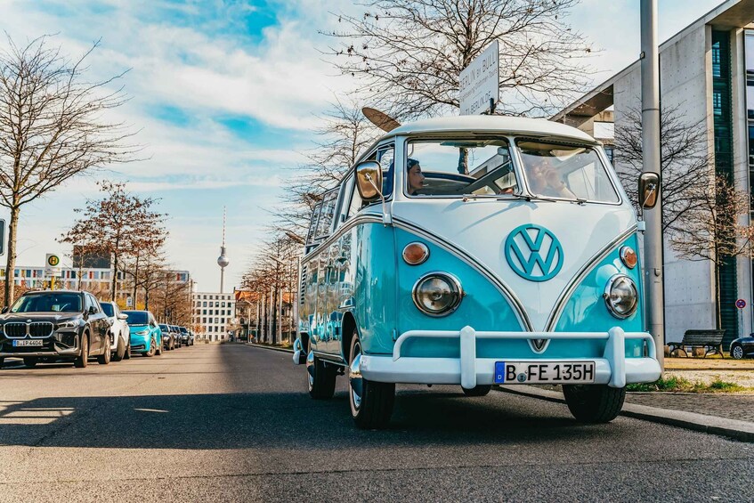 Berlin: Sightseeing Tour in Classic Volkswagen T1 Samba Bus