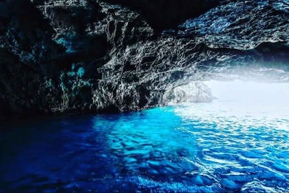 Teluk Bokokotor, Gua Biru dan panorama Mamula