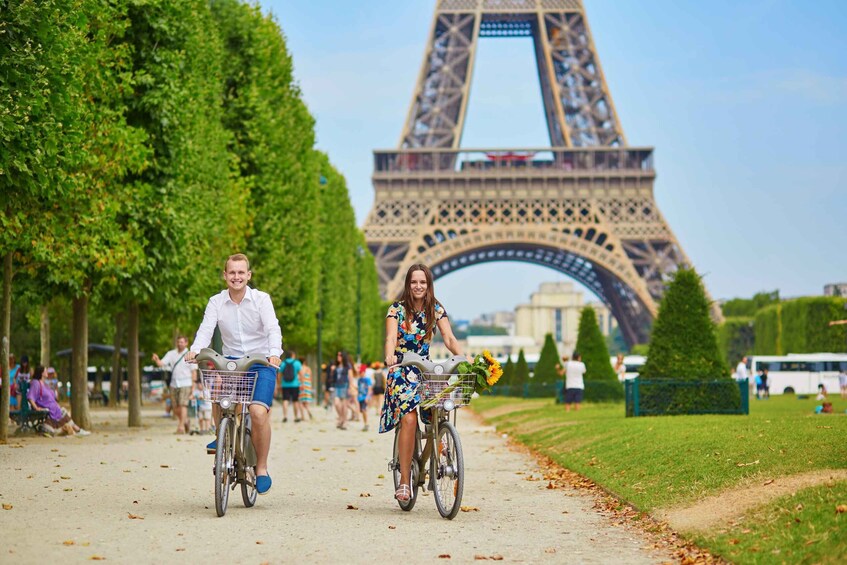 Paris: Private Bike Tour of Old Town and Top Attractions