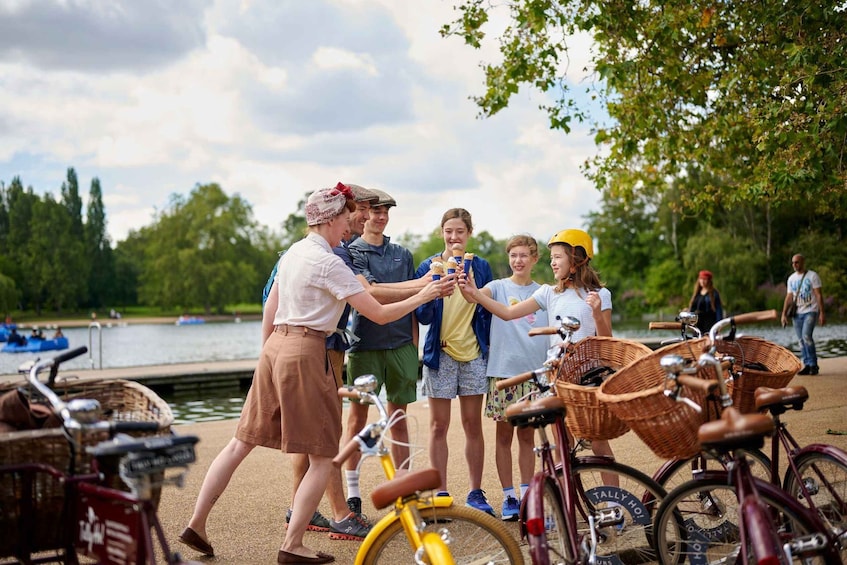 London: Private Family Guided Bike Tour with Childseats