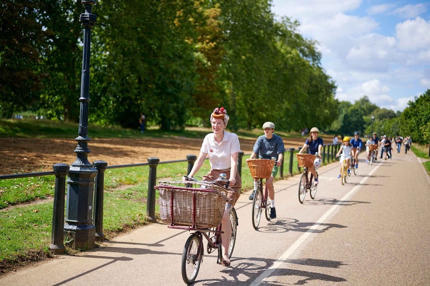 Picture 3 for Activity London: Private Family Guided Bike Tour with Childseats