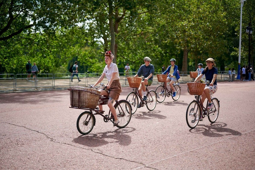 Picture 1 for Activity London: Private Family Guided Bike Tour with Childseats