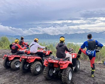 Bali: ATV Baturin auringonnousu, laava, mäntymetsä ja kuuma lähde.