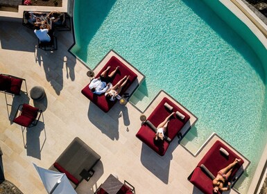 Cama de día Relajación con uso de piscina infinita con vistas a la caldera