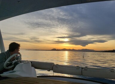 Privé catamarantocht in de baai van Juan les Pins bij zonsondergang