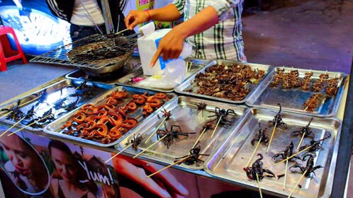 Siem Reap: Tour privado de comida callejera en autobús o bicicleta