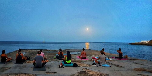 Clase de yoga en la playa y natación - Sliema