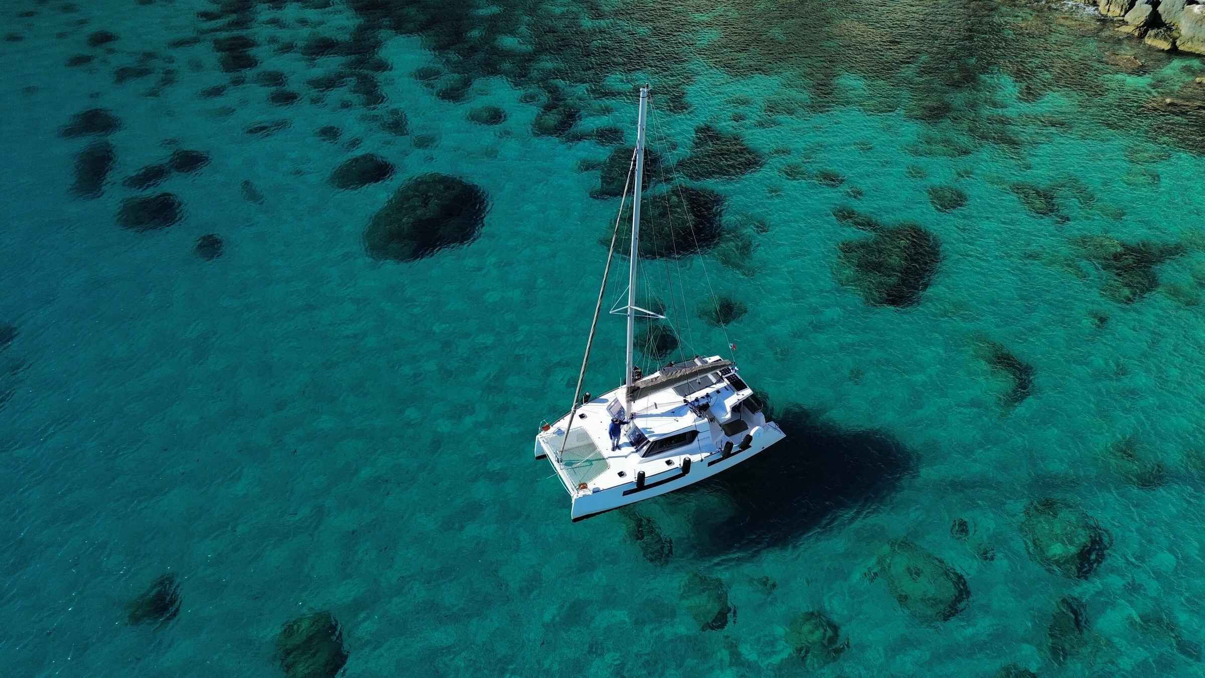 Cagliari: Catamaran Trip with 3 Stops and Prosecco Toast