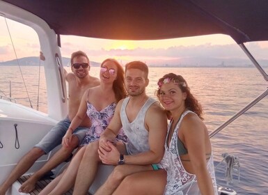 Barcelona: Sunset Sailing Tour mit Open Bar & Snacks